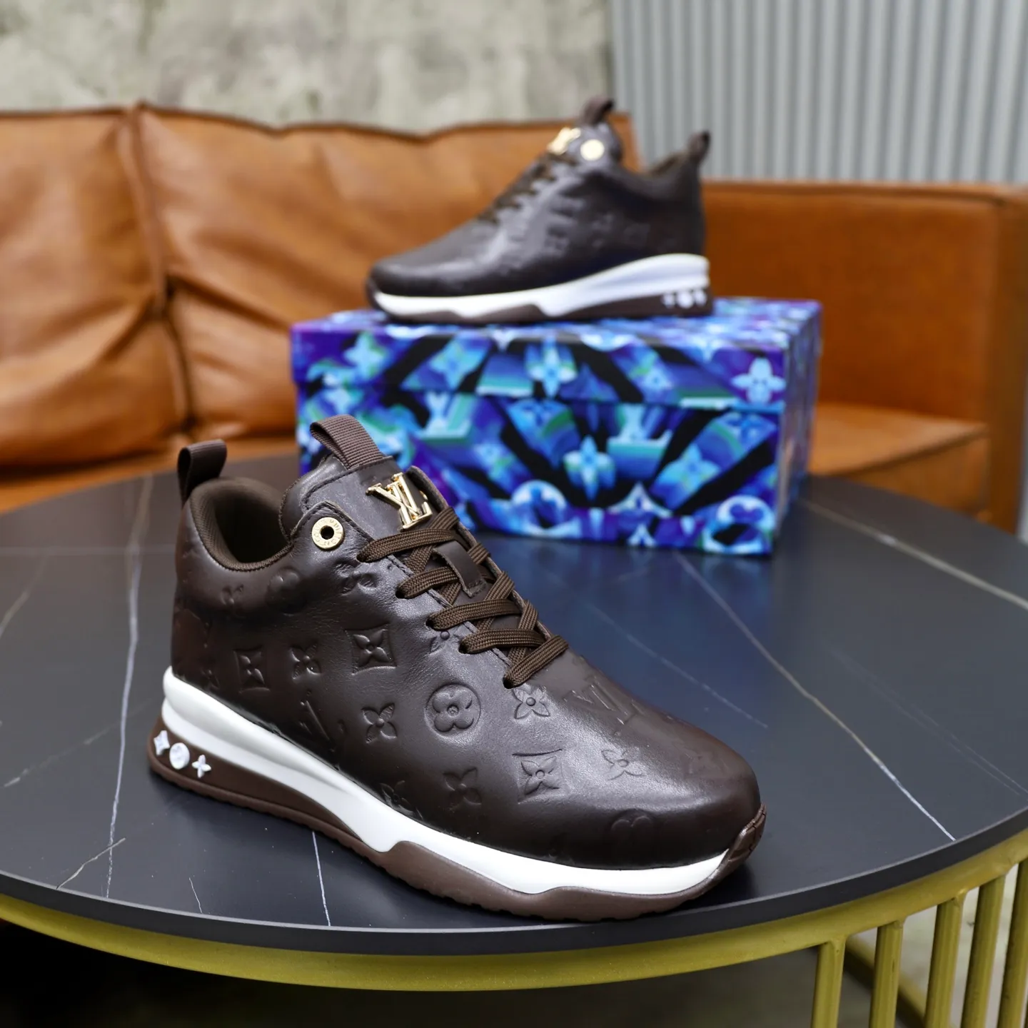 Factory price: 520💰【LV】Louis Vuitton is a high-end brand of men's shoes, new models on the market, top luxury brand, the latest fashionable casual men's shoes, trendy and versatile style, relaxed and sporty style, calfskin upper and ultra-fine workmanship. The original personalized fashionable rubber wear-resistant outsole is light and comfortable on the foot. Code number: 39-44 (45, 46 customized)